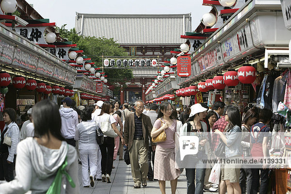 Japan  Tokio: Asakusa-Kannon-Tempel Bezirk. Nakamise Gasse. Hauptzugang zum Tempel. Viele kleine Geschäfte mit religiösen Artikeln
