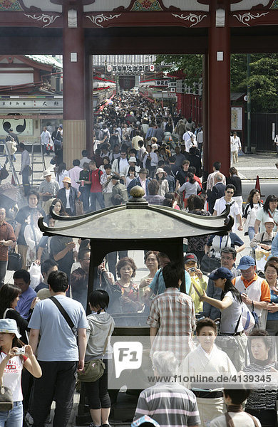 Japan  Tokio: Asakusa-Kannon-Tempel Bezirk. Weihrauchbrunnen  Gläubige reiben sich mit dem Rauch ein um z.B. schmerzende Stellen zu lindern oder sich zu verschönern.