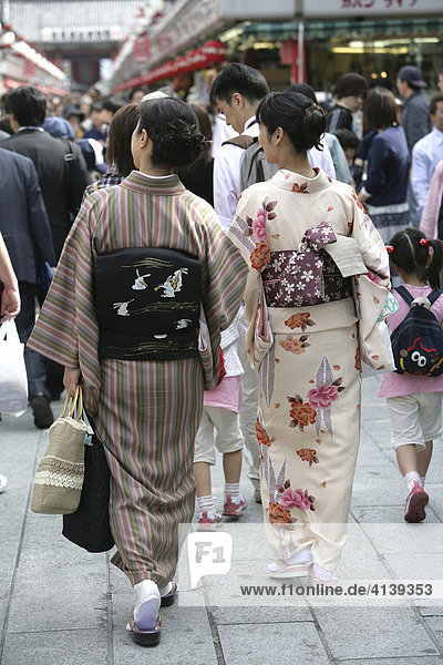 Japan  Tokio: Frauen in traditionellem Kimono.