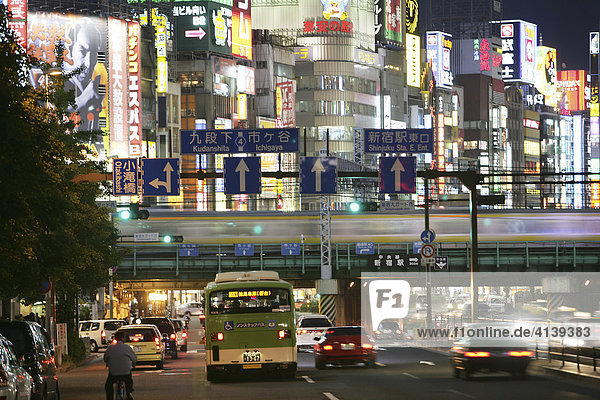 Leuchtreklame  Stadtteil Shinjuku  Ostseite der Shinkuku Station Einkaufs- und Vergnügungsviertel an der Shinjuku Subnade Strasse  Tokio  Japan  Asien
