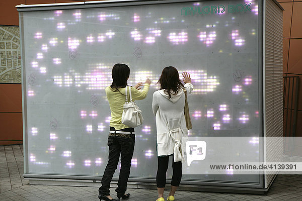 Lichtinstallation Mylord-Box in Shinjuku  Interaktives Lichtkunstwerk  Mosaic Street  Tokio  Japan  Asien