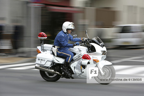 Strassenszene  Motorrad  Polizeimotorrad  Tokio  Japan  Asien