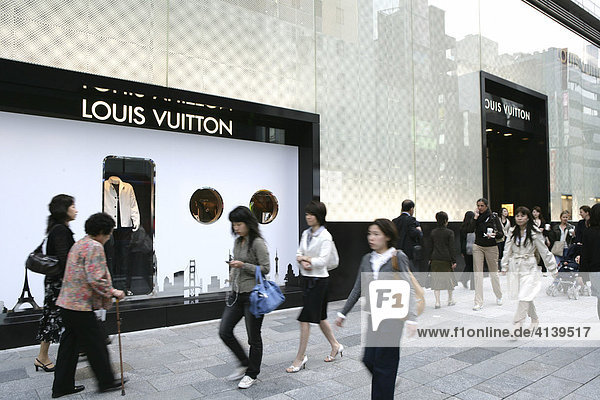 Louis Vuitton Geschäft auf der Chuo Dori Strasse  elegantes Einkaufs- und Vergnügungsviertel Ginza  Tokio  Japan  Asien