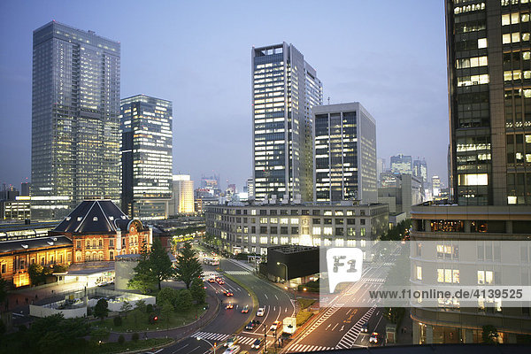 Viertel rund um die Tokyo Station  zahlreiche neue Gebäude Komplexe mit Büros  Hotels  Shopping Malls  Restaurants  Museen  Tokio  Japan  Asien