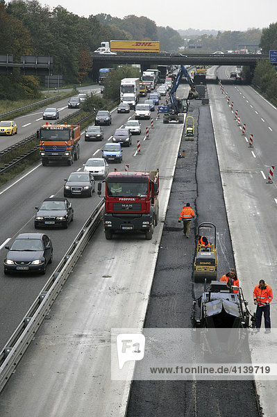 Autobahn A46  Autobahnbaustelle bei Haan  Stau in der Baustelle  Nordrhein-Westfalen  Deutschland