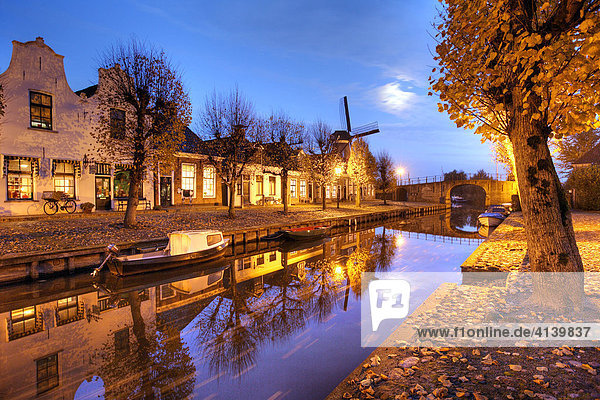 Der Ort Sloten  am Slotermeeer  die Stadsgracht mit alten Giebelnhäusern im Dorfkern  Teil der 11 Städtetour im Winter  Friesland  Niederlande