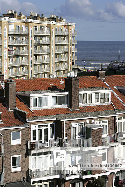 Badeort  Apartmenthäuser an der Strandpromenade  Scheveningen/Den Haag  Niederlande  Europa