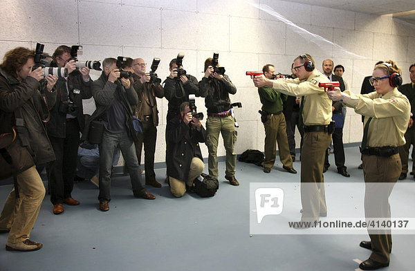 Fototermin zur Eröffnung einer neuen Schiessanlage der Polizei Duesseldorf  Polizeibeamte mit s.g. Rotwaffen  nicht funktionsfähige Pistolen  Düsseldorf  Nordrhein-Westfalen  Deutschland