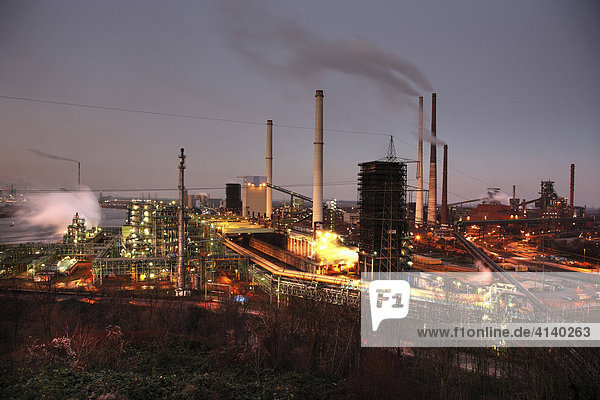Blick vom Alsumer Berg  Aussichtspunkt der Route der Industriekultur  ThyssenKrupp Steel Werksgelände Hamborn  Schwelgern  Kokerei und Hochofenanlagen  Duisburg  Nordrhein-Westfalen  Deutschland