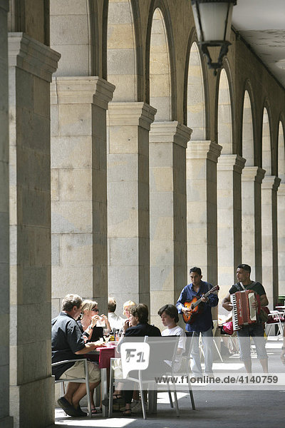Musicians entertaining guests at a sidewalk cafe in the historic centre of Girona  Costa Blanca  Catalonia  Spain  Europe