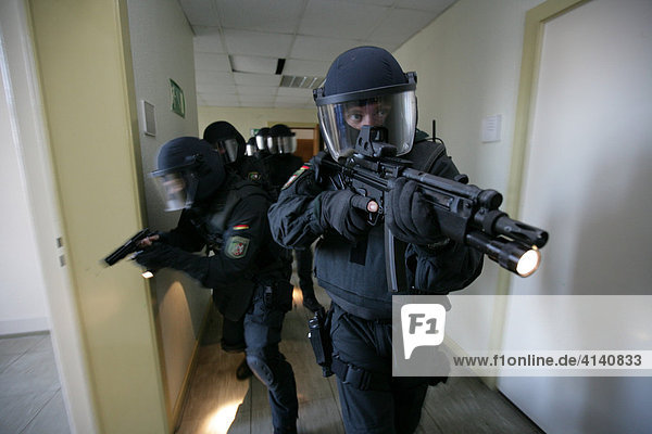 Einsatzübungen eines Spezialeinsatzkommando der NRW Polizei  Zugriff in einem Gebäude  Durchsuchen  stürmen von Räumen  Nordrhein-Westfalen  Deutschland