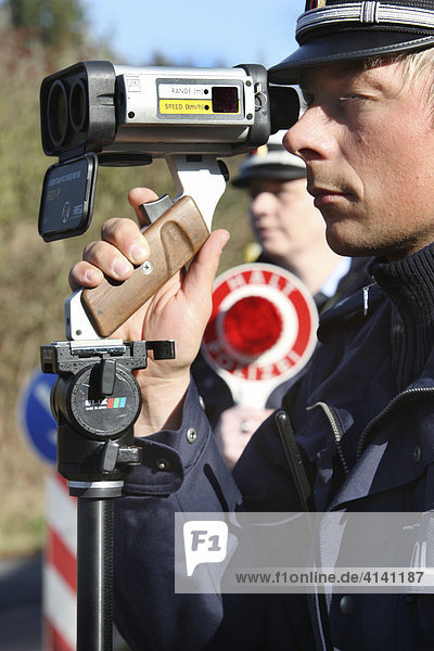 Geschwindigkeitskontrolle der Polizei mit einem Laser Geschwindigkeits Messgerät  Mettmann  Nordrhein-Westfalen  Deutschland  Europa