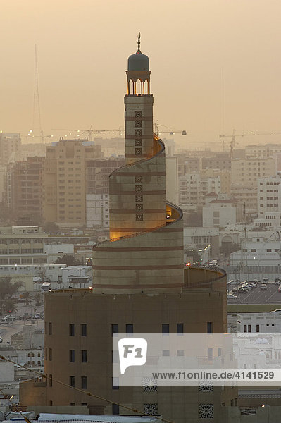 Der Turm des islamischen Instituts FANAR in Doha,  Katar