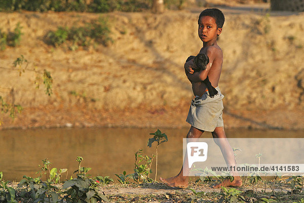 Kleiner Junge mit Zicklein im Arm  Westbengalen  Indien