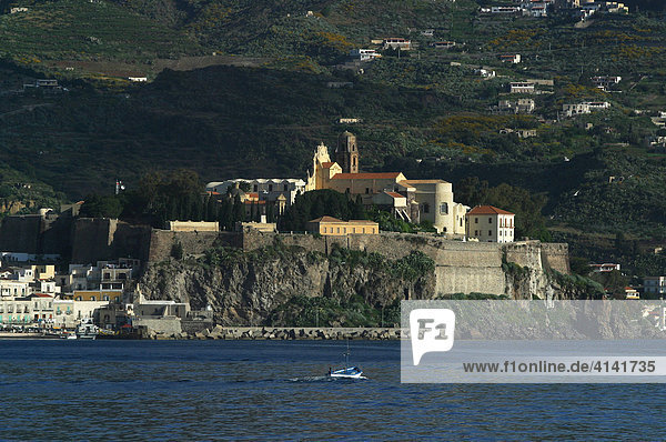 Burgberg mit Kirche von Lipari  Hauptort von Lipari  Liparische Insel  Provinz Messina  Italien