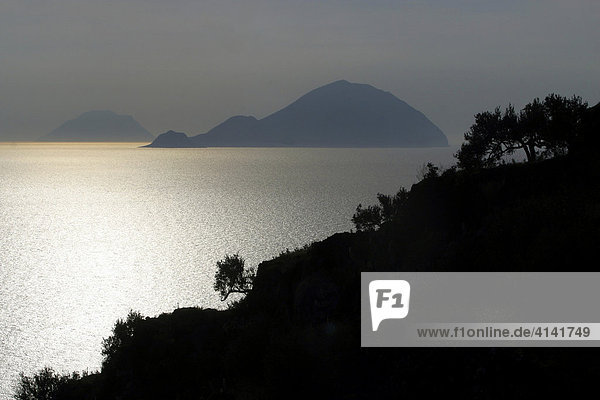 Salina mit Filicuti und Alicuti  Liparische Inseln  Sizilien  Provinz Messina  Italien