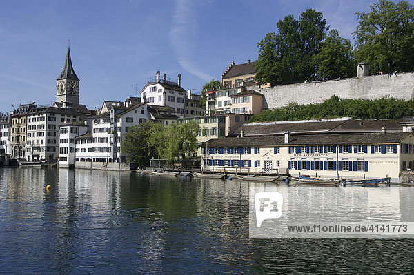 Altstadt mit Schipfe an der Limmat in Zürich  Schweiz