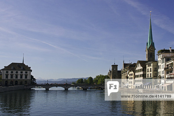 Limmat mit Münsterbrücke und Fraumünster  Zürich  Schweiz