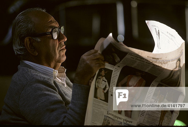 Mann beim Lesen einer Zeitung  Zypern