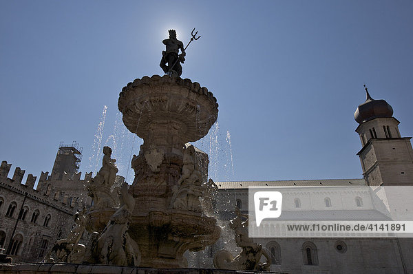 Neptunbrunnen im Gegenlicht am Domplatz in Trient  Italien