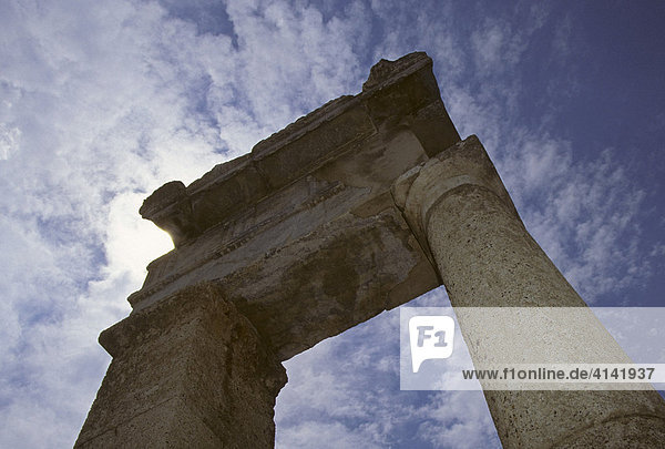 Überreste mit Säulen eines dorischen Tempels in der antiken Stadt Kamiros auf der Insel Rhodos  Dodekanes  Ägäis  Griechenland