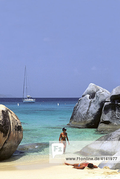 The Baths auf der Insel Virgin Gorda mit Segelboot  Britische Jungferninseln  British Virgin Islands  kleinen Antillen  Karibik