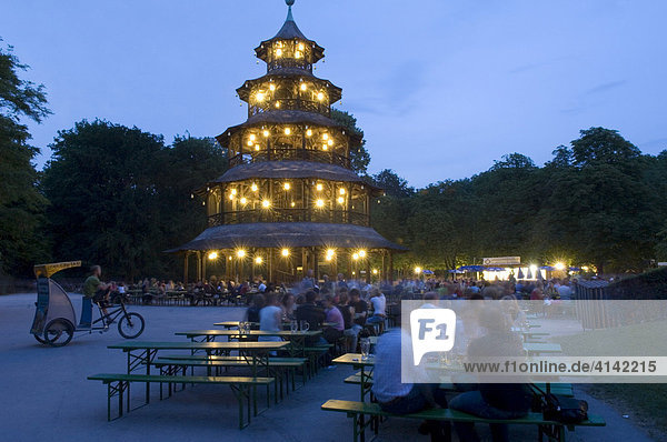 Abenddämmerung im Biergarten am Chinesischen Turm im Englischen Garten  München  Bayern  Deutschland