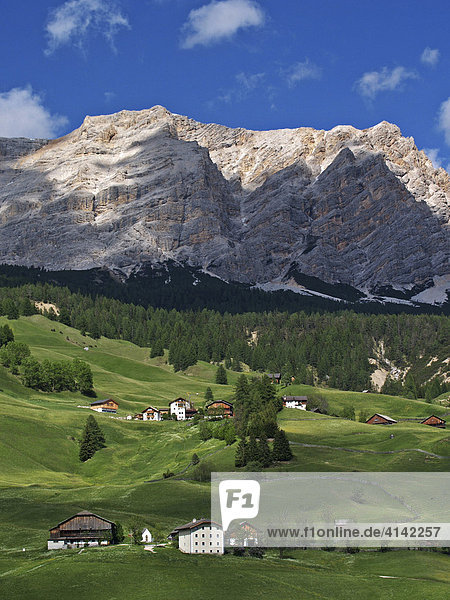 Blick auf den Kreuzkofel von La Villa im Gadertal,  Dolomiten,  Südtirol,  Italien