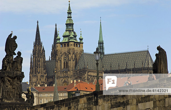 St. Veits Dom und Karlsbrücke  Prag  Tschechische Republik