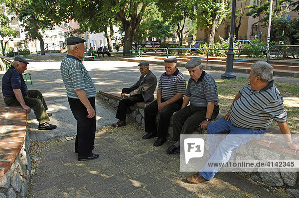 Alte Männer auf einem Marktplatz in Orgosolo  Sardinien  Italien