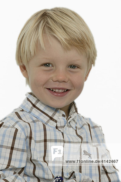 Portrait 3-Jähriger Junge  Portrait  lächelnd