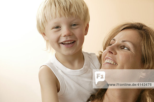 Mutter mit 3-Jährigem Sohn auf Schulter