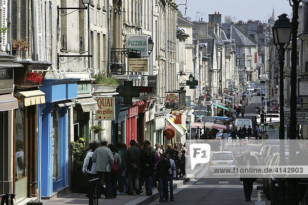 FRA  Frankreich  Normandie  Bayeux : Einkaufsstrasse Rue Saint Martin.