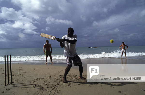 LCA  Saint Lucia: in der Choc Bay bei Castries  Point Seraphine. Cricket am Strand.