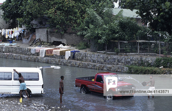 LCA  Saint Lucia: Autowaschtag in einem Fluss in Canaries.