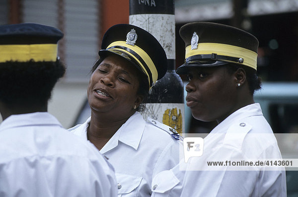 LCA  Saint Lucia: Polizistinnen in der Hauptstadt Castries.