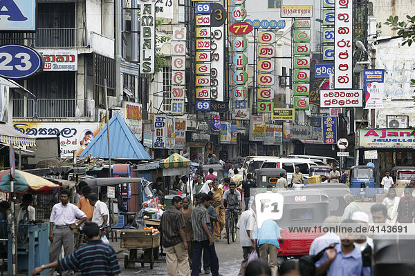 LKA  Sri Lanka: Hauptstadt Colombo. Einkaufsstrasse  Geschaefte  Maerkte  im Stadtteil Pettah.