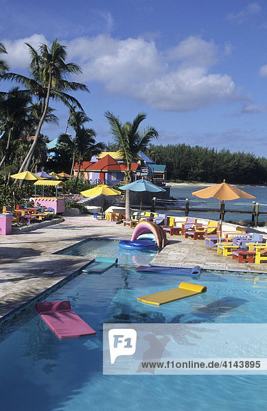 BHS Bahamas New Povidence Nassau: Compass Point Hotel farbenpraechtiges Luxushotel im lokalen Holzhaus Stil. Unabhängiger Staat der Westindischen Inseln und Mitglied des Commonwealth of Nations Die Bahamas bestehen aus ueber 700 Inseln.