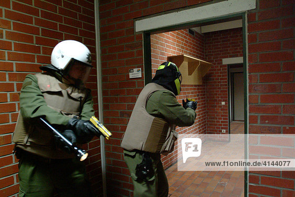 DEU  Germany  Essen : German police officer in a training situation where they learn to act in a madman situation. They should fight the gunman first before they look after victims. This is a result after a madman shooting in an Erfurt school in 2002 with more the 15 killed persons.