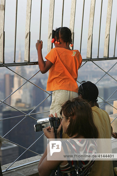 USA  United States of America  New York City: Tourists on the viewing plattform of the Empire State Building