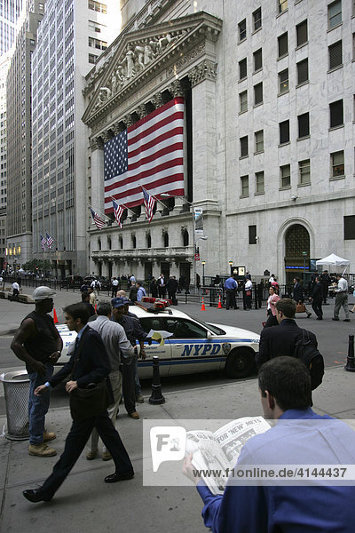 USA  Vereinigte Staaten von Amerika  New York City: Financial District  Wall Street. New York Stock Exchange  Boerse an der Wallstreet  Broad Street.