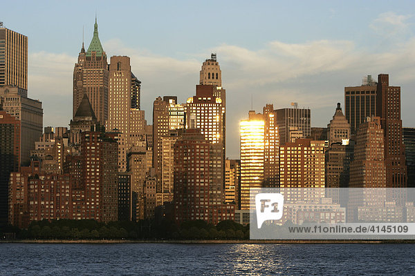 USA  Vereinigte Staaten von Amerika  New York City: Panorama der westseite von Downtown Manhattan  ueber den Hudson River  Financial District.
