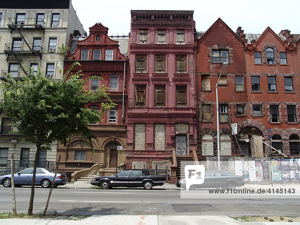 USA  Vereinigte Staaten von Amerika  New York City:Harlem  leer stehende Haeuser  mit zugenagelten Fenstern. Werden zum Teil renoviert.