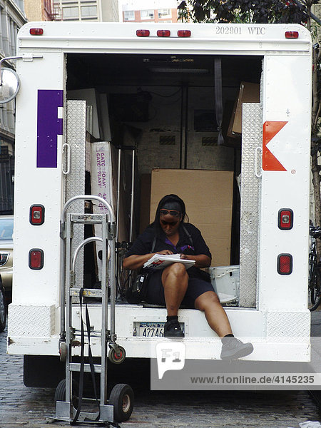 USA  Vereinigte Staaten von Amerika  New York City: FedEx Paketwagen in Soho.
