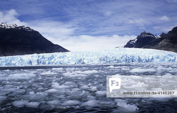 CHL  Chile  Patagonien: Patagonia Connection. Gletscher San Valentin in der Laguna San Rafael  Schlauchboot-Tour.
