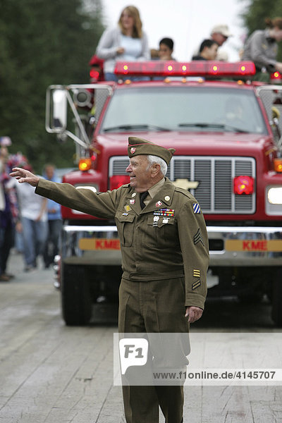 USA Vereinigte Staaten von Amerika Alaska Gustavus : Nationalfeiertag im 400 Einwohner Ort Gustavus 4.Juli Unabhaengigkeitstag Independence day. Der Tag bestheht aus einer Parade der Vereine Gruppierungen Firmen Institutionen des Ortes mit anschliessender feierlicher Flaggenhissung dem singen der Nationalhymne einem ausgedehnenten Grillfest BBQ mit verschiedenen Spielen Wettkaempfen wie Hufeisenwerfen Kaugummi Wettblasen Sackhuepfen usw. Beendet wird der Feiertag mit einem Feuerwerk.