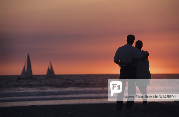 USA  Vereinigte Staaten von Amerika  Kalifornien: Sonnenuntergang am Strand von Venice Beach  Los Angeles.