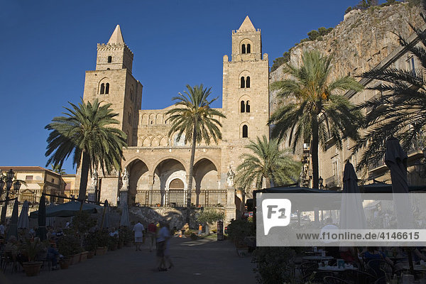Der Dom und Domplatz von Cefalu  Sizilien  Italien