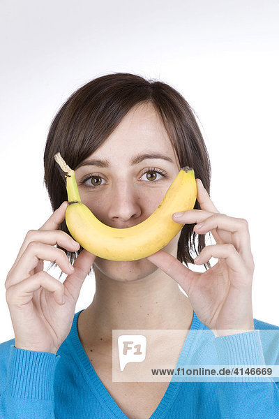 Junge Frau mit Banane