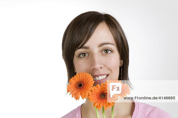Lächelnde junge Frau mit Blumen